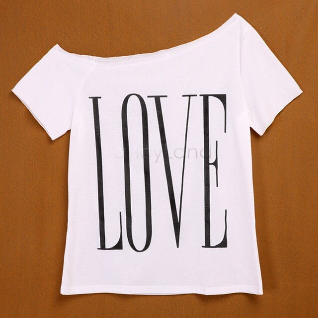 Kvinders Off-Shoulder T-Shirt med stort bogstaver Stilla