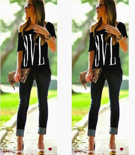 Kvinders Off-Shoulder T-Shirt med stort bogstaver Stilla