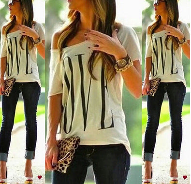 Kvinders Off-Shoulder T-Shirt med stort bogstaver Stilla