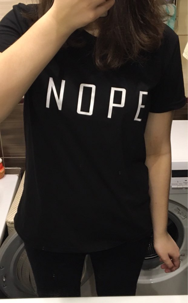 Kvinders T-shirt med moderne iøjnefaldende skrifttype Stilla