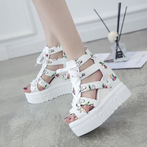 Dame mode Plateau-sandaler med blomsteraccenter og justerbare remme Stilla