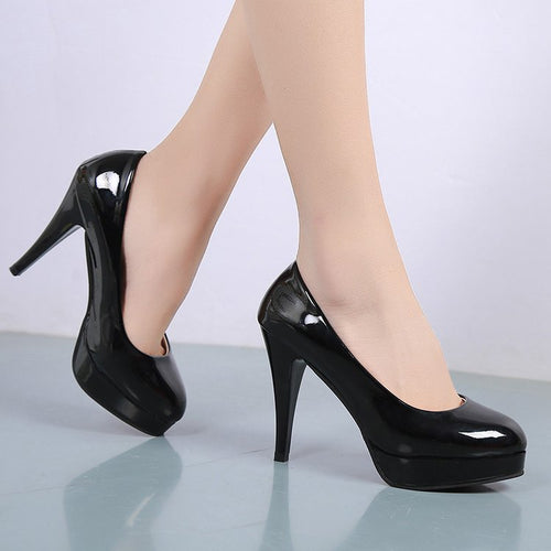 Dame Plateau-Pumps med glinsende overflade og elegant design Stilla