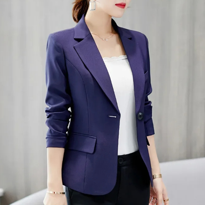 Stilla | Elegant Blazer Til Kvinder Med Knaplukning Ved Anklen