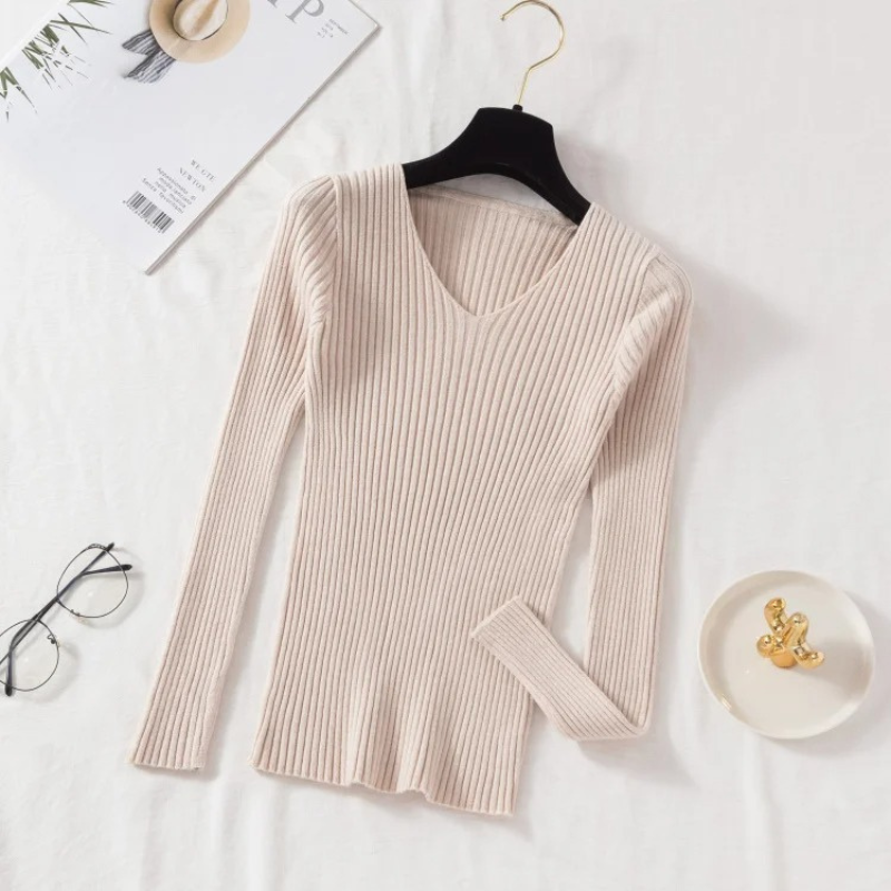 Stilla | Slim-fit-uppe med rib-v-udskæring til et smart look