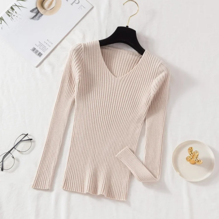 Stilla | Slim-fit-uppe med rib-v-udskæring til et smart look