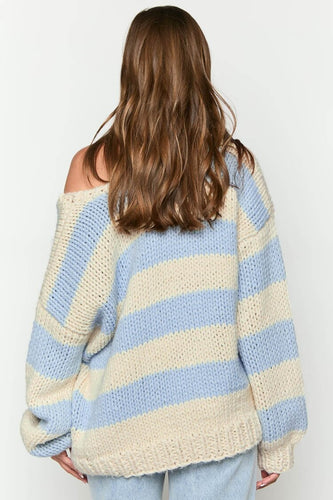Stilla | Stribet strikpullover med off-shoulder design Lækker efterårsstrikpullover