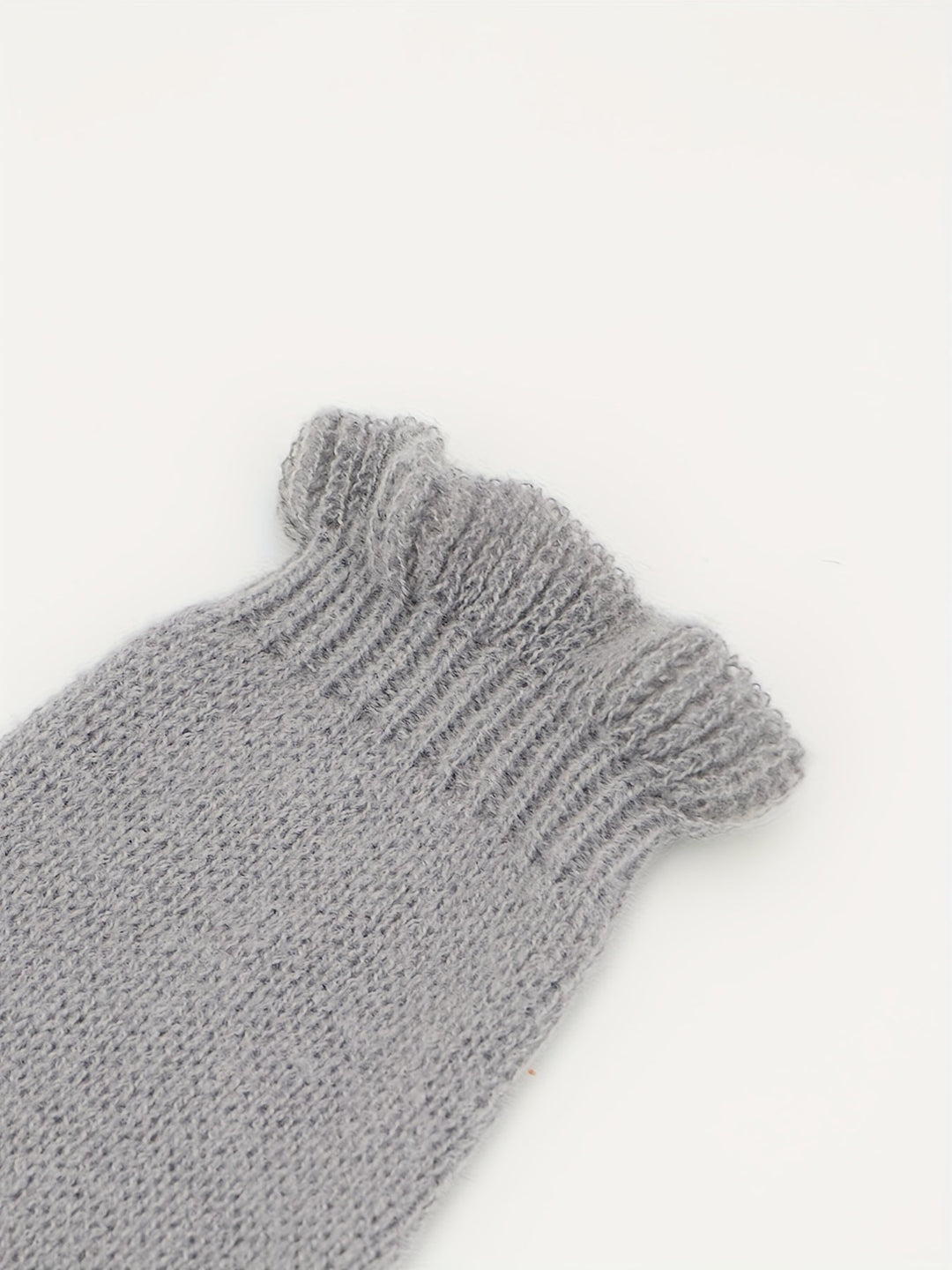 Stilla | V-hals sweater med flæser i bunden med knapper