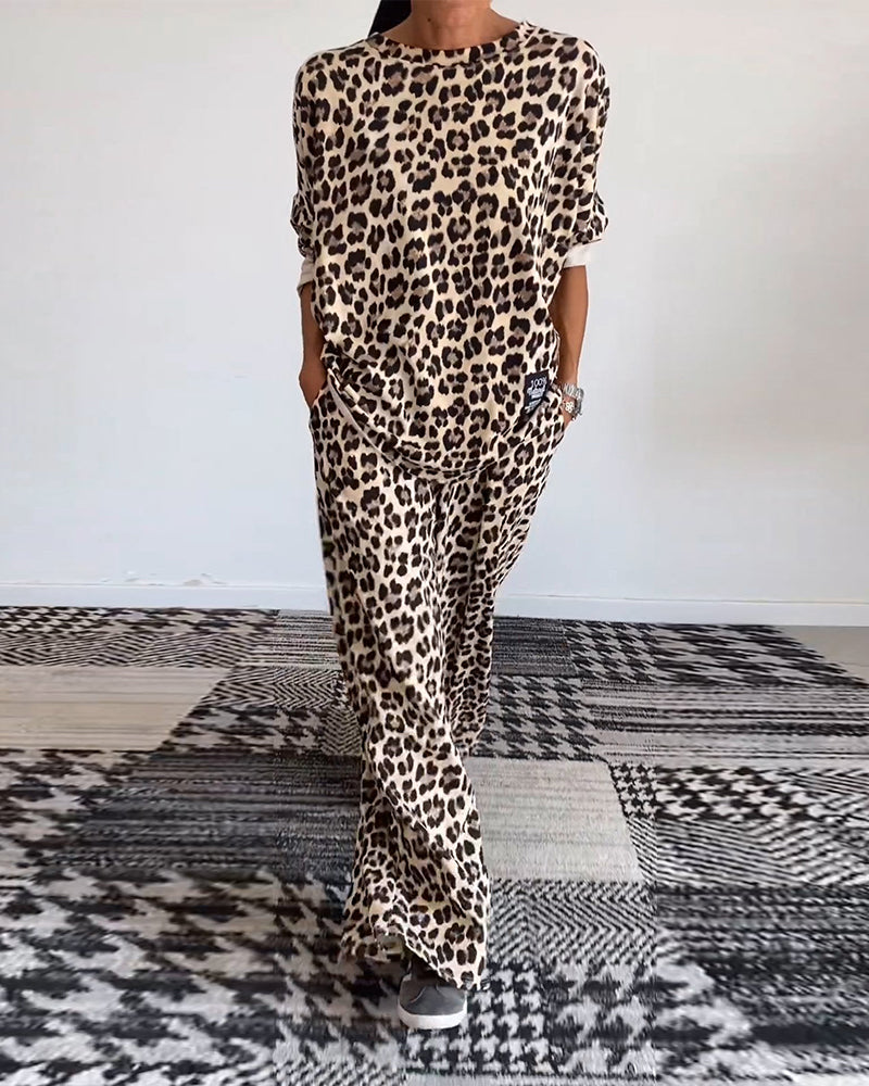 Stilla | Sæt fra overdel med rund halsudskæring og lomme og bred bukseben med leopardmønster