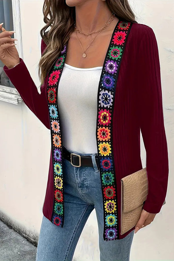 Stilla | Boho Strik Cardigan med Blomsterdetalje og Lange Ærmer