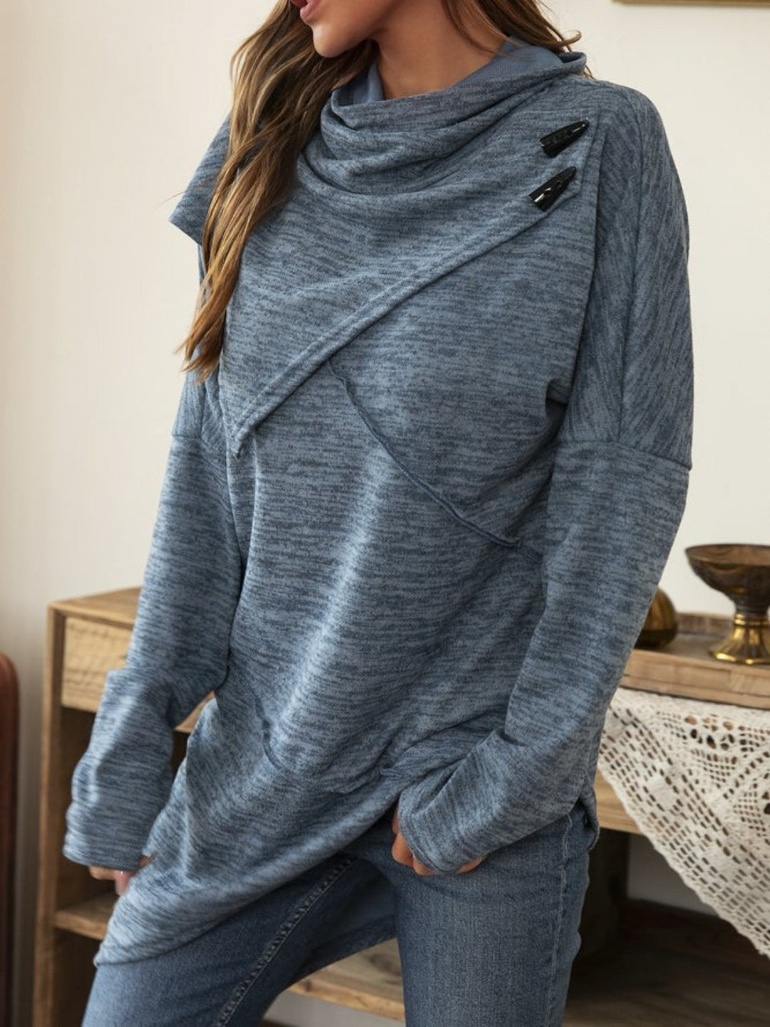 Stilla | T-shirt med lange ærmer og asymmetrisk søm samt muslingekant