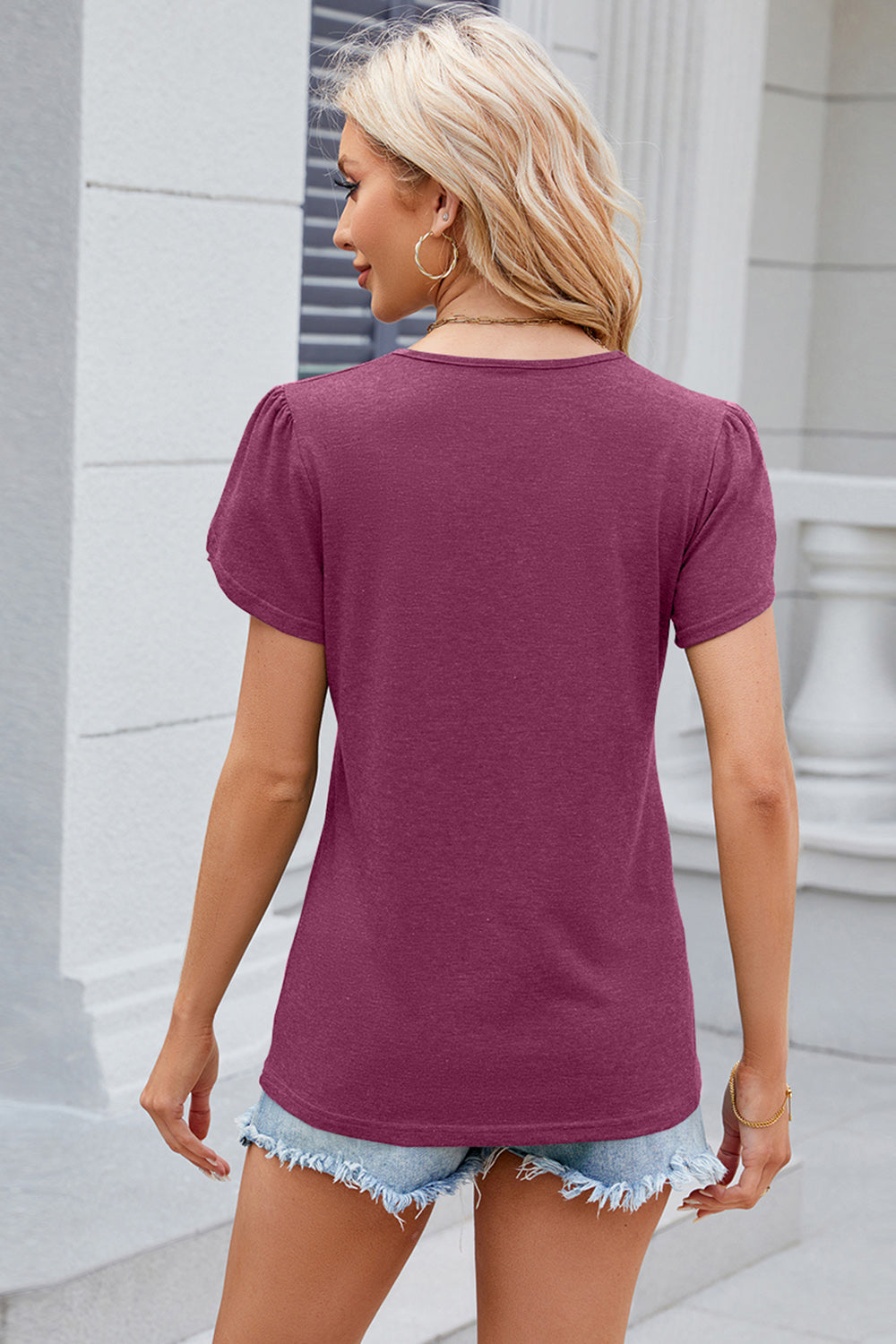 Stilla | V-hals T-shirt med petalærmer