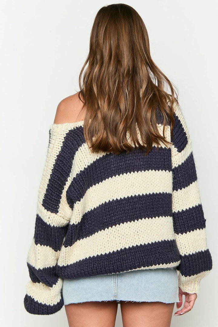 Stilla | Stribet strikpullover med off-shoulder design Lækker efterårsstrikpullover