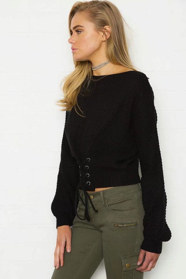 Kvindes fashionable strikbluse med sofistikeret snøre design Stilla