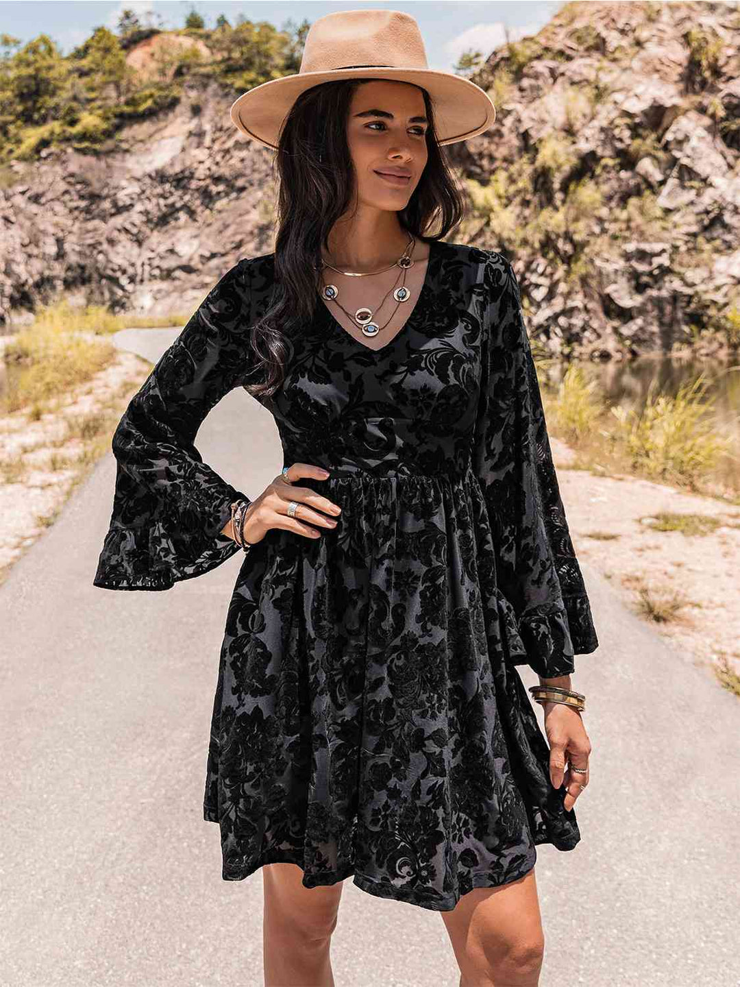 Stilla | V-hals Flare Ærme Mini Kjole