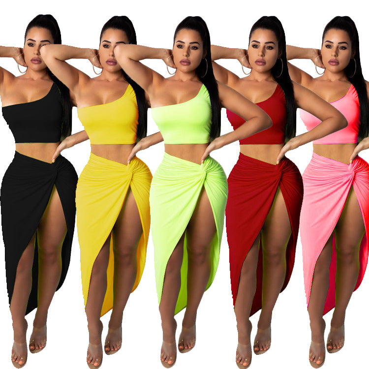 Dame sæt bestående af crop top og slynget nederdel med høj slids og knyttet design Stilla
