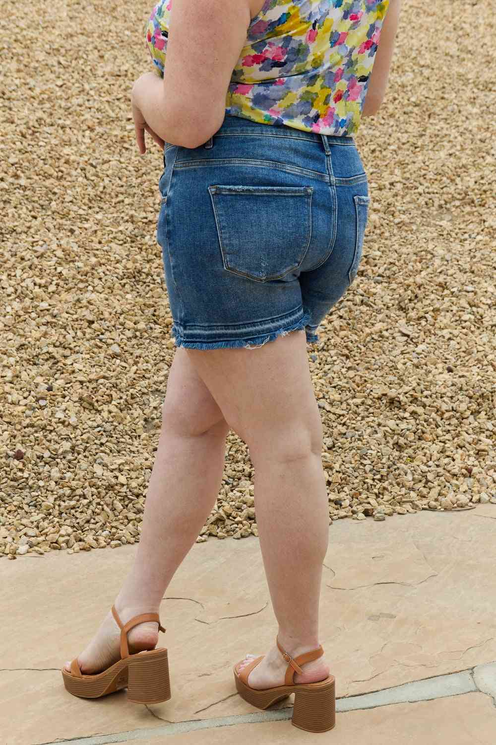 Stilla | Maya Fuld Størrelse Mellem Høj Asymmetrisk Shorts