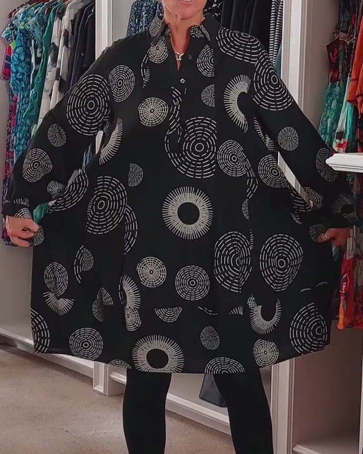 Stilla | Kjole med revers og geometrisk print
