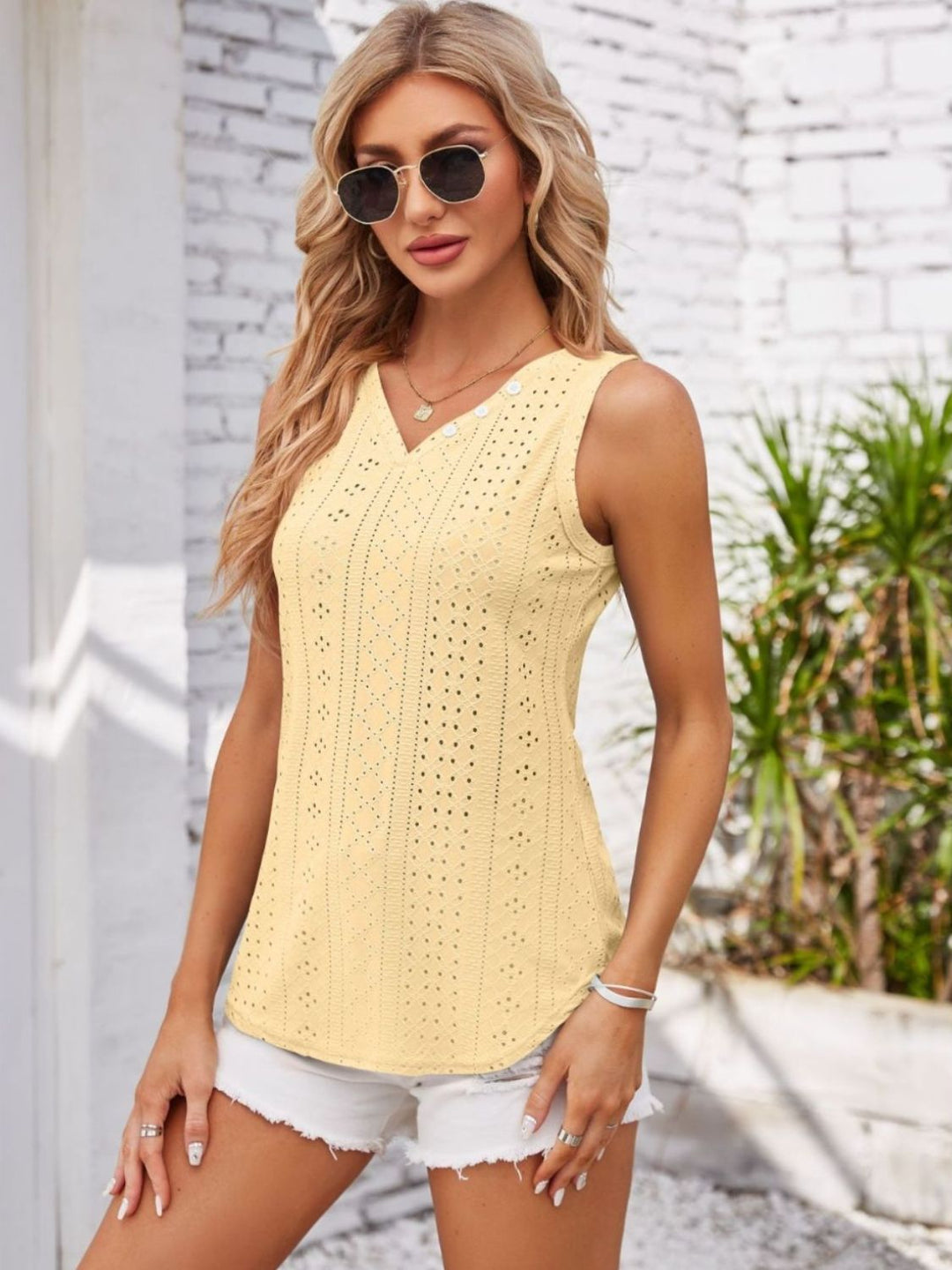 Stilla | Dekorativ Knapp V-Hals Tank
