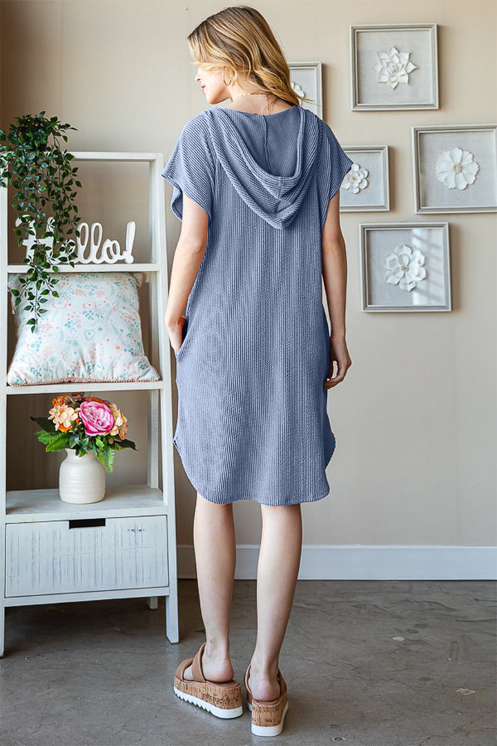 Stilla | Full Size Ribbed Kortærmet Hættkjole