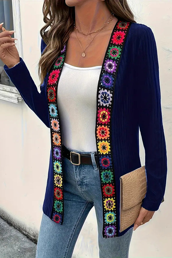 Stilla | Boho Strik Cardigan med Blomsterdetalje og Lange Ærmer