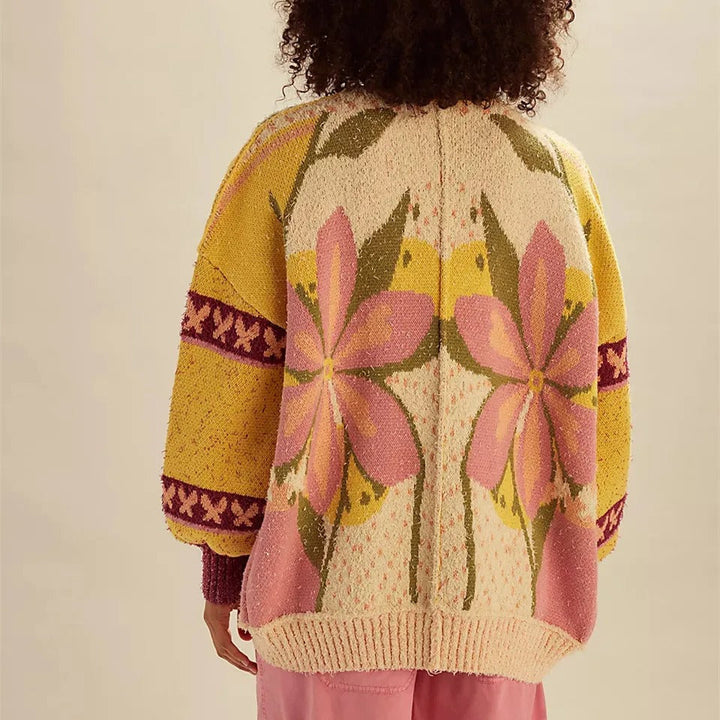 Stilla | floral strikjakke med løs pasform og lange ærmer