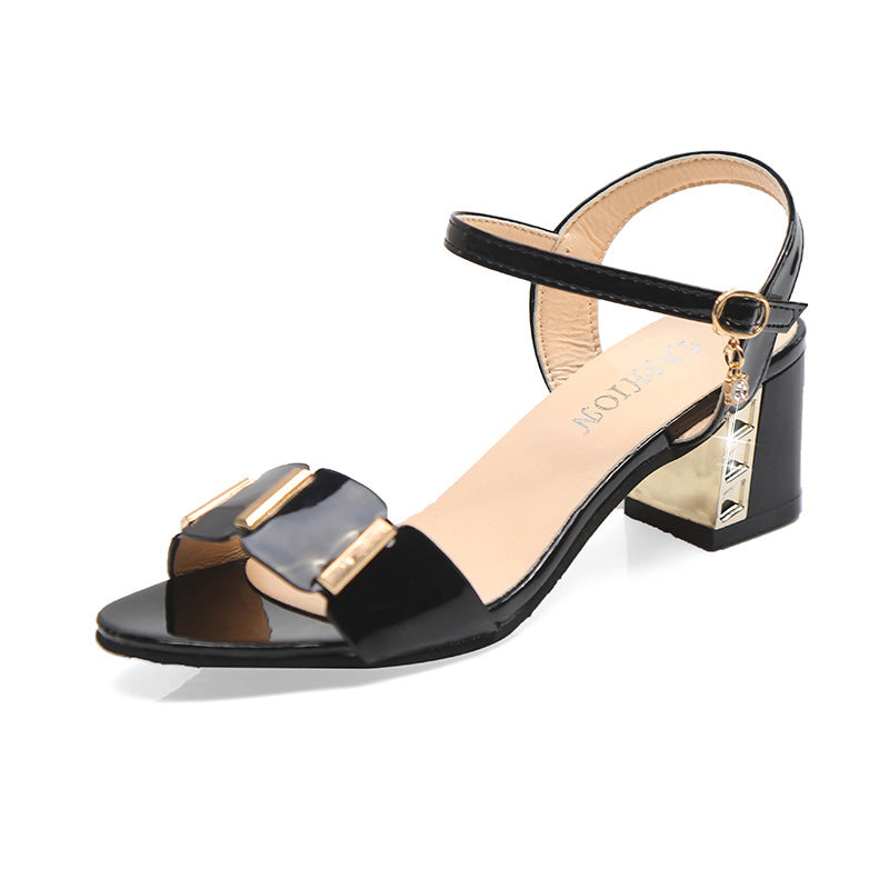 Dame blokhæle sandaler med fashionable spænde-detaljer og elegant remføring Stilla