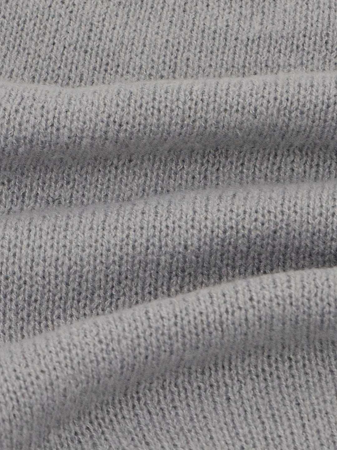 Stilla | V-hals sweater med flæser i bunden med knapper