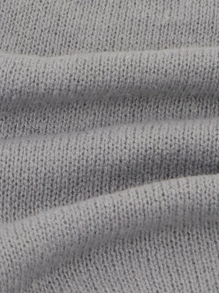 Stilla | V-hals sweater med flæser i bunden med knapper