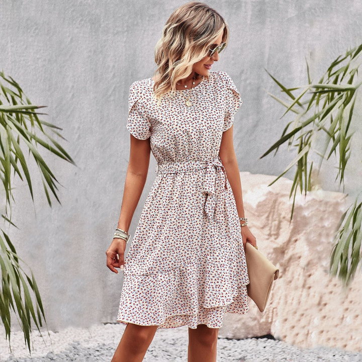 Stilla | Trendy Kjole med Flatterende Linning Shulz