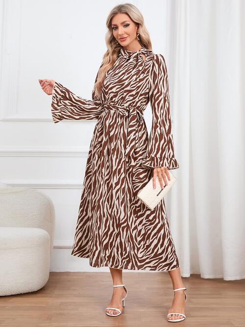Stilla | Print Bindefront Ruffle Trim Kjole