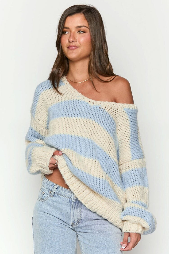 Stilla | strikket sweater med off-shoulder stribemønster