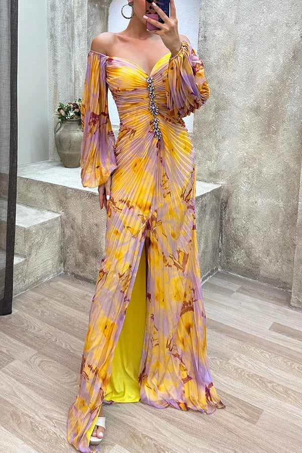 Skovae | Sunset Serenade Trykt Off-Shoulder Maxikjole med Diamantdetaljer og Plisserede Skørter med Slids