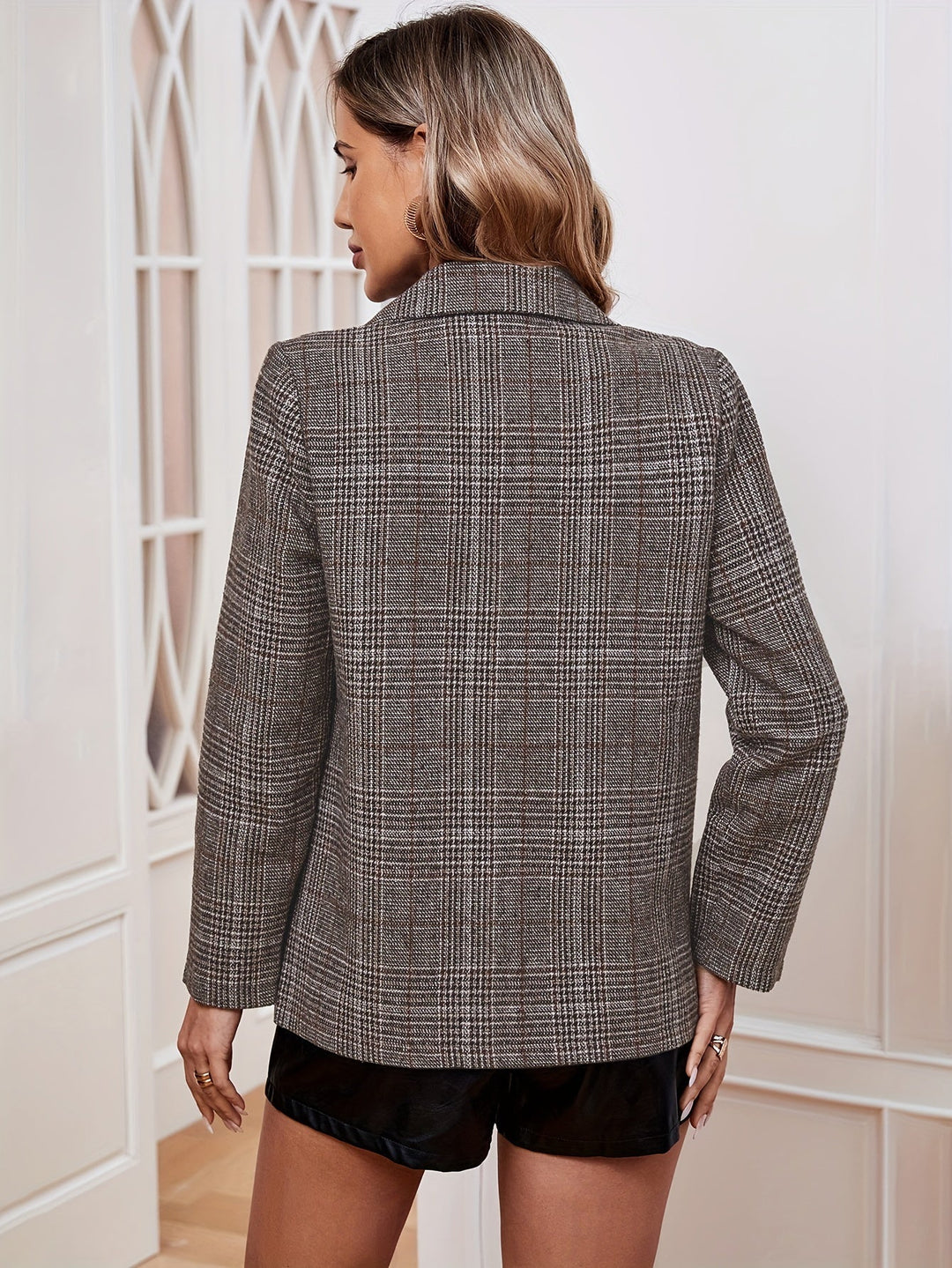 Stilla | Elegant Business Lang Blazer med ternet mønster og påsyet revers Ideel til alle årstider