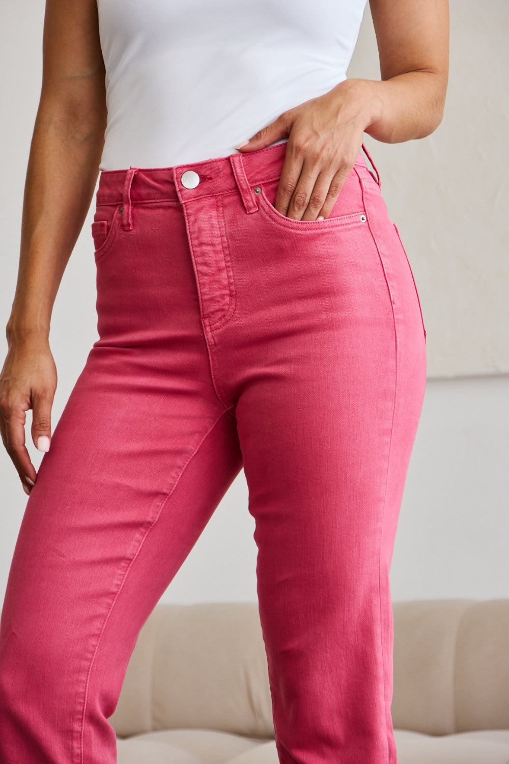 Stilla | Crop Dylan Full Size Mavekontrol Høj Talje Raw Hem Jeans