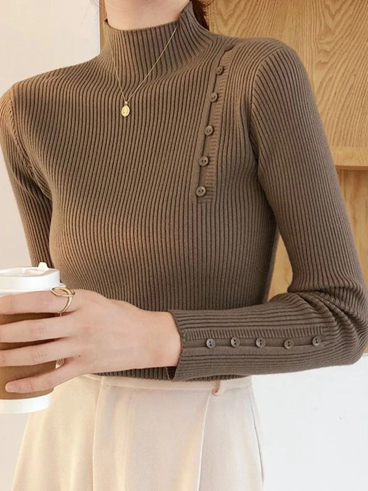 Stilla | Elegant sweater med pyntknapper og ståkrave