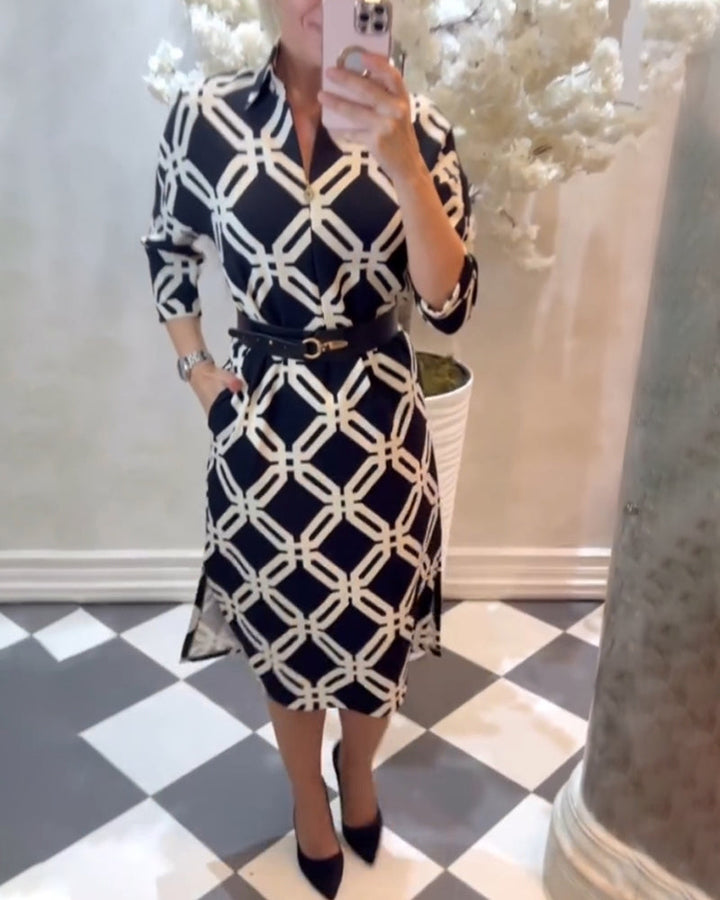 Stilla | Kjole med Geometrisk Print og Sidestykke Slids