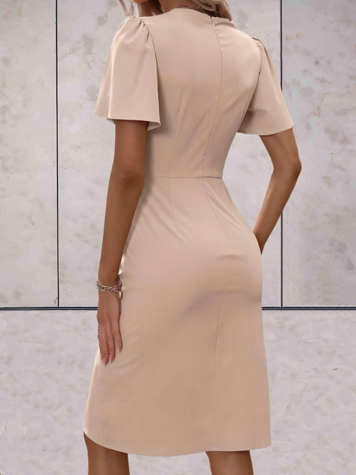 Stilla | Chic slim-fit kjole med bølgende ærmer til kvinder