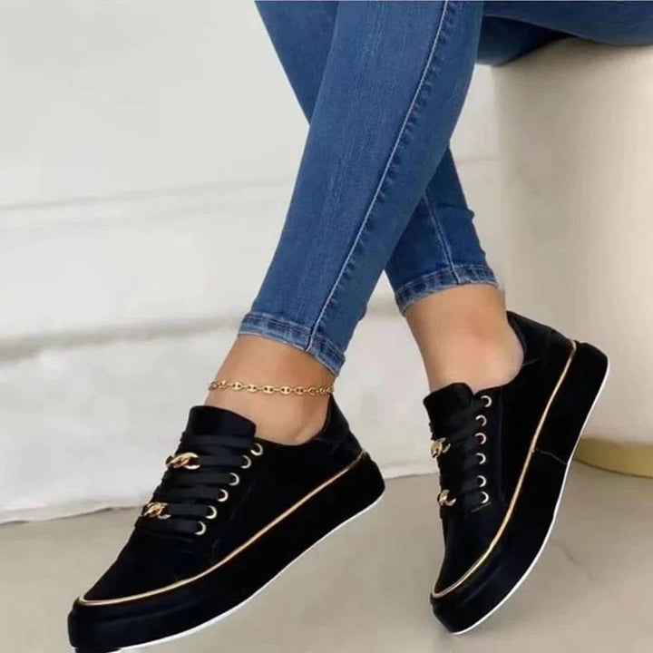 Skovae | Hvide Low-Top-Casual-Sneakers med Gyldne Detaljer Stilfulde Hvide Snøre Sneakers med Guldbesætning