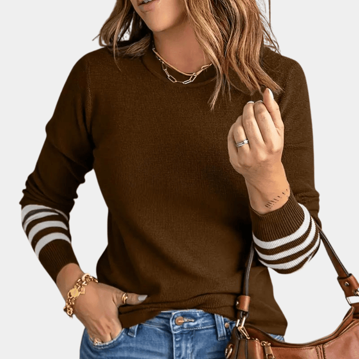 Stilla | Enkelt Strikket Sweater med Stribede Ærmer