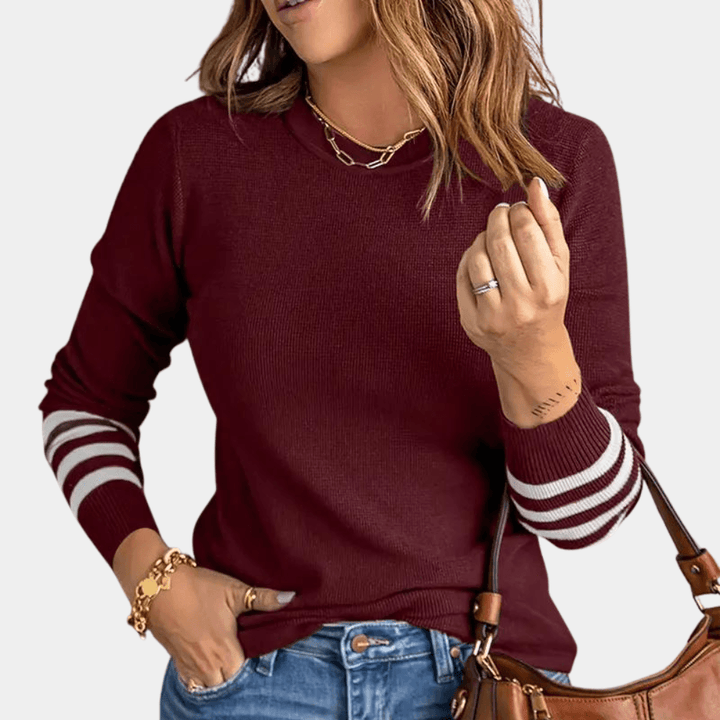 Stilla | Enkelt Strikket Sweater med Stribede Ærmer