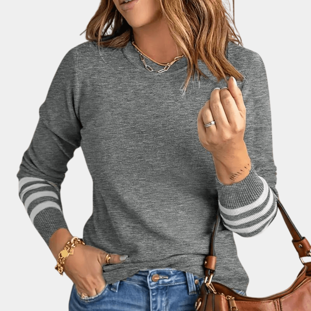 Stilla | Enkelt Strikket Sweater med Stribede Ærmer