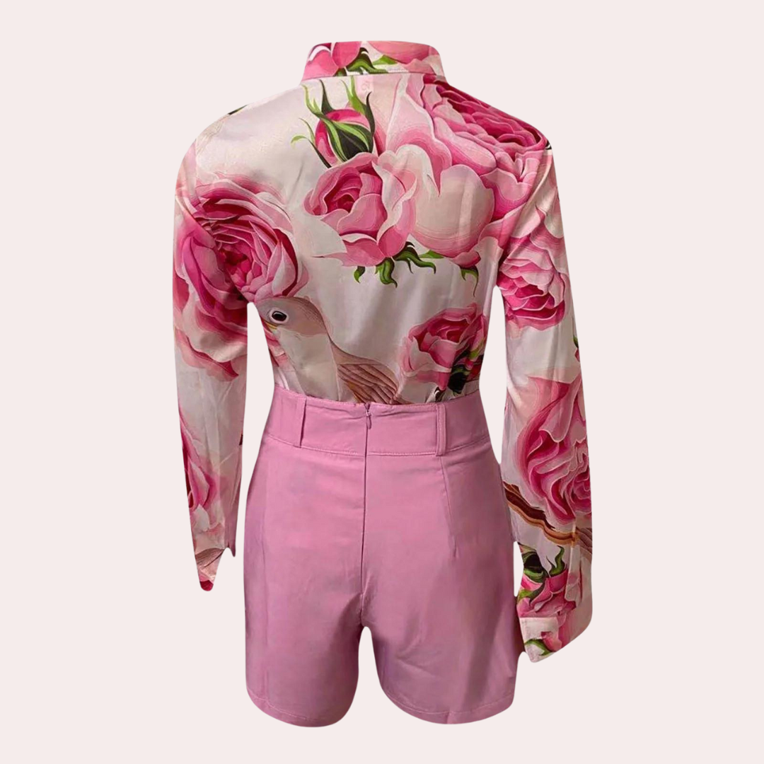 Stilla | Trendy Tropisk Sæt med Bluse og Shorts