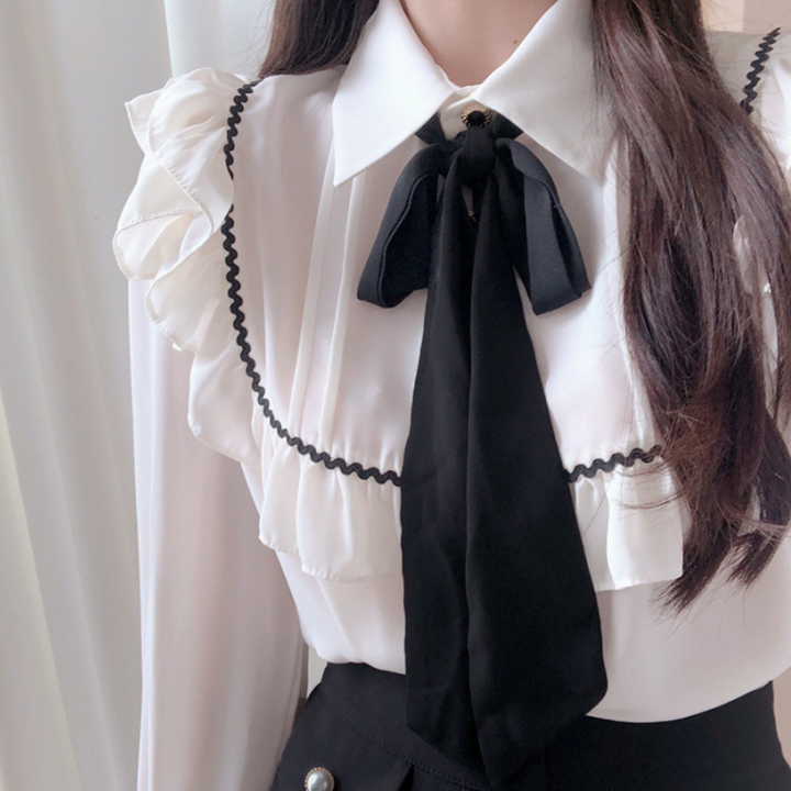 Stilla | Elegante Damebluse Med Charmerende Volants Og En Fin Knude