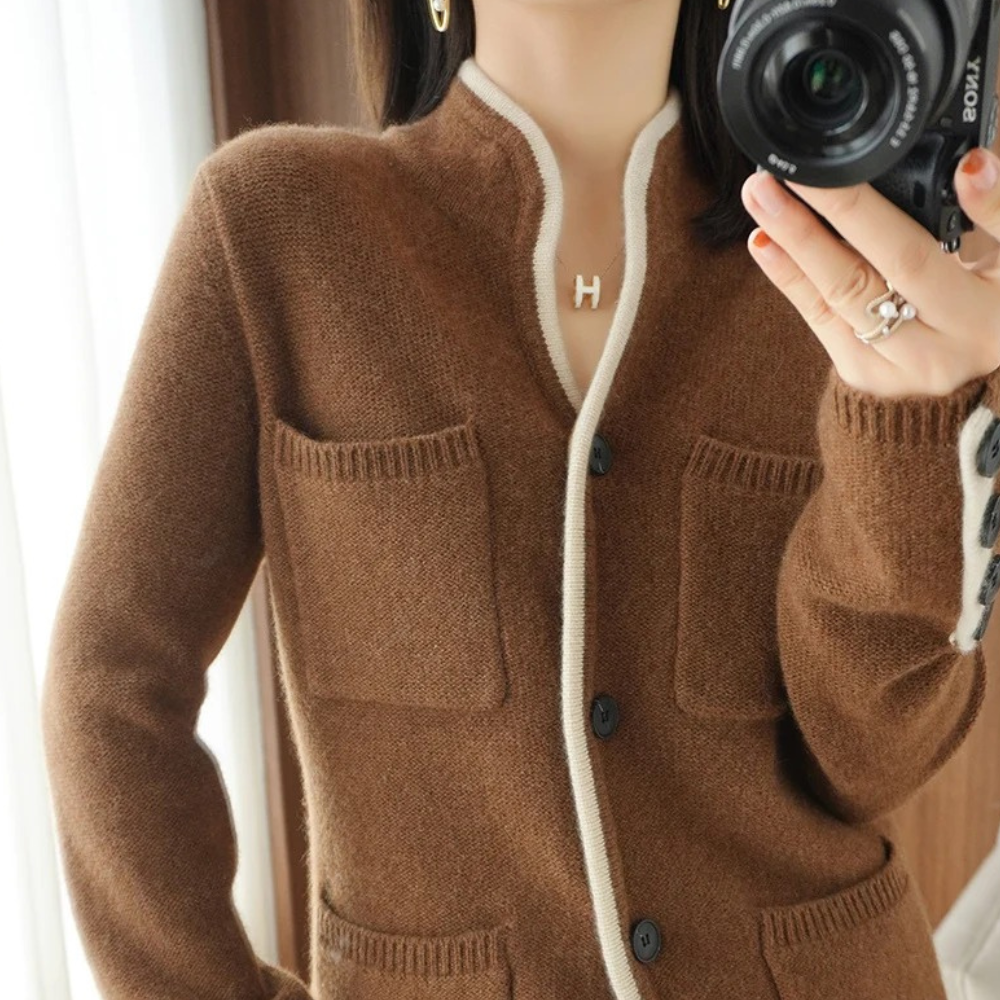 Stilla | Sofistikeret Strikket Cardigan til Kvinder med Lommer