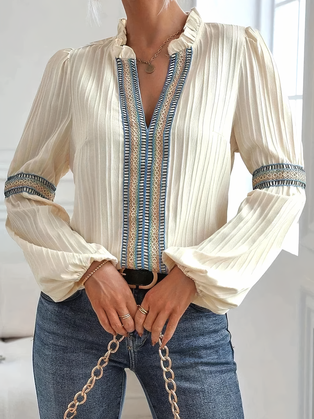 Stilla | Spidsbluse med raffinerede accenter