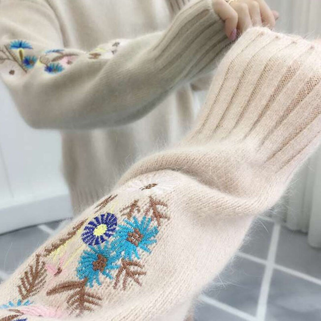 Stilla | Striktrøje med blomsterbroderi