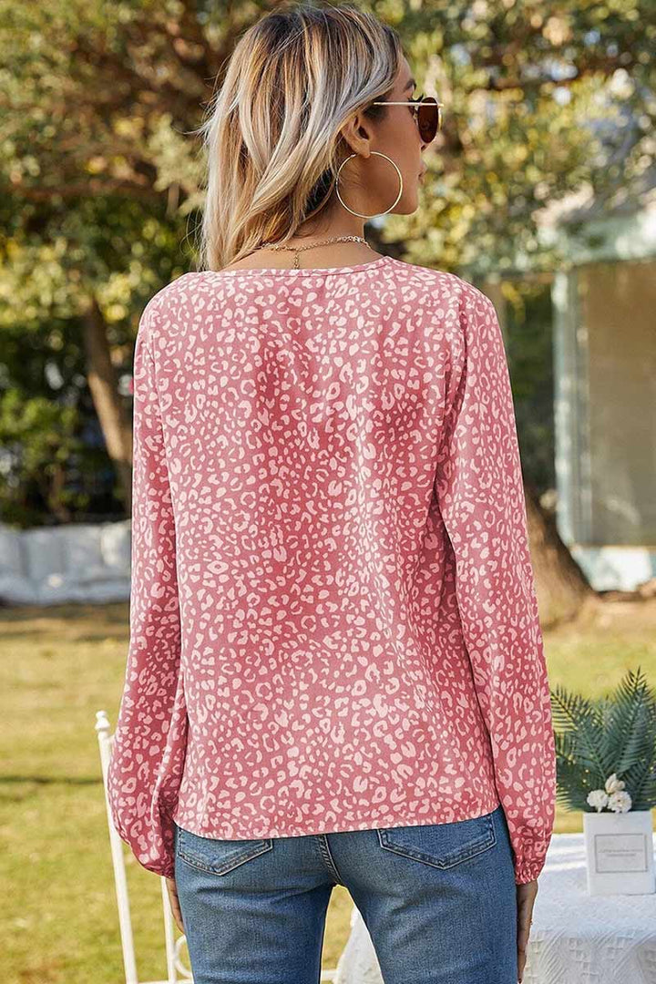 Stilla | Bluse med blomstret tryk og rynkede manschetter