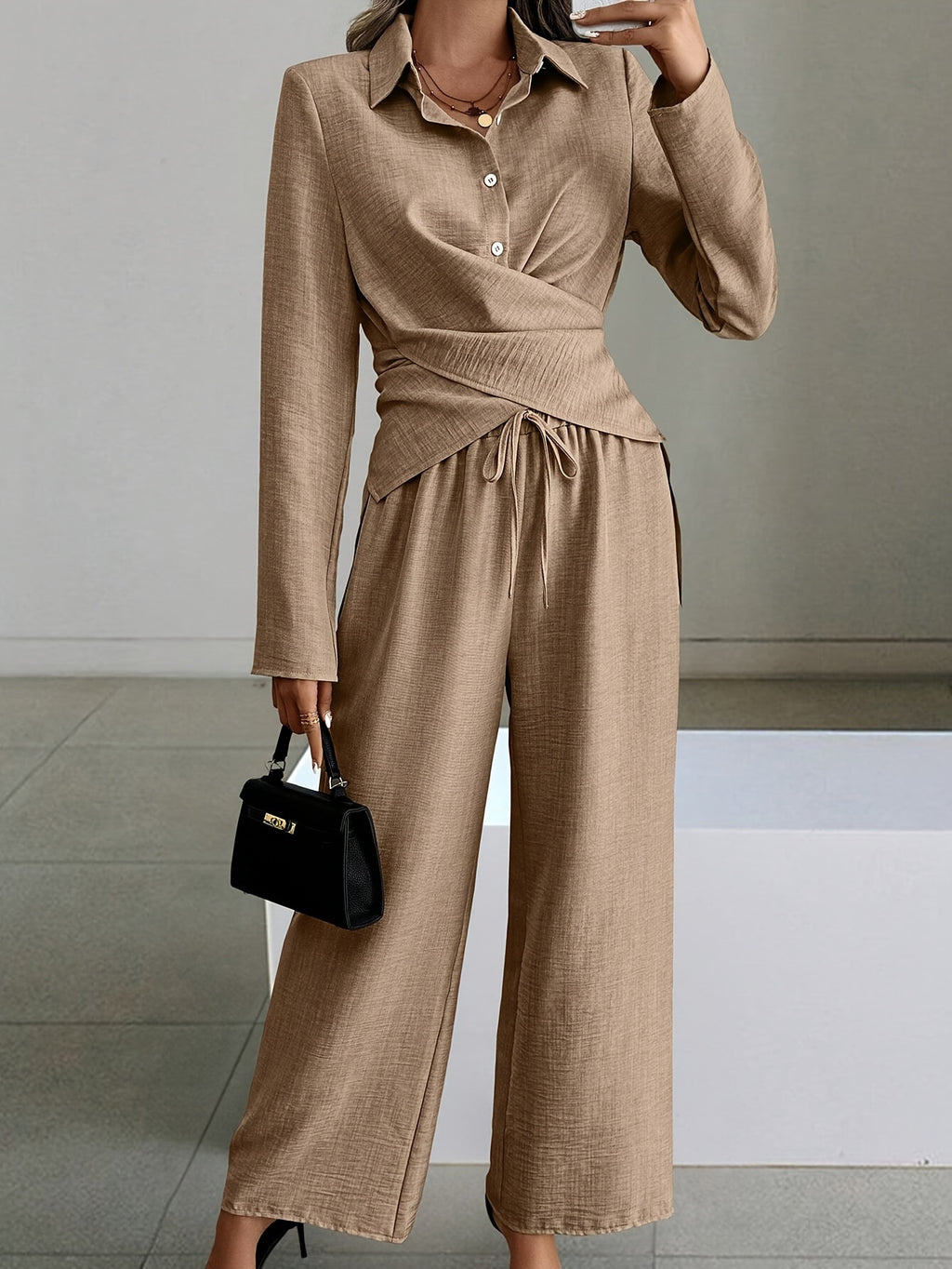 Stilla | Elegant Ensemble Bestående Af En Wrap-top Og Et Løst Par Bukser
