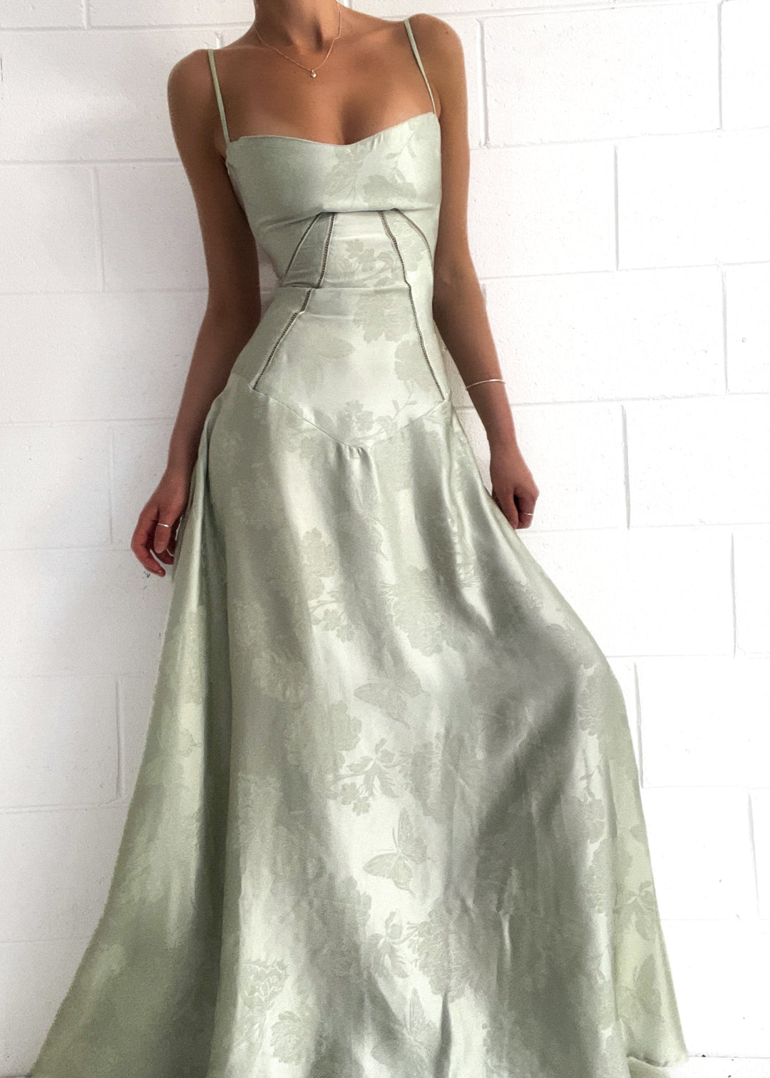 Stilla | Flydende Satin Kjole Satin Glansfuld & Yndefuld