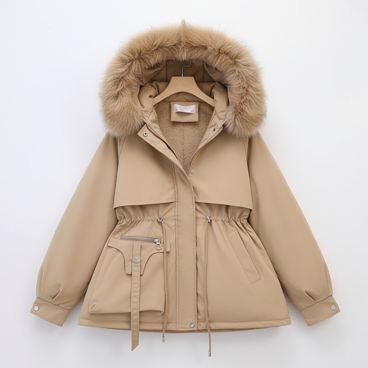 Stilla | Dameparka med pelsforet hætte og justerbar talje Store størrelser